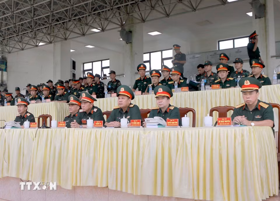 Lãnh đạo Quân khu 2 và các đại biểu theo dõi cuộc diễn tập chiến thuật có thực hành bắn đạn thật của Sư đoàn 304. (Ảnh: Hoàng Hùng/TTXVN)