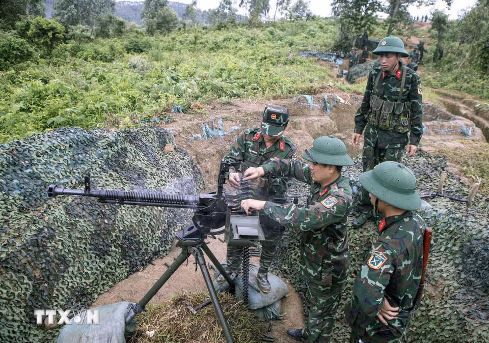 Chiến sỹ khẩu đội súng máy phòng không 12,7mm thực hành bắn mục tiêu. (Ảnh: Hoàng Hùng/TTXVN)