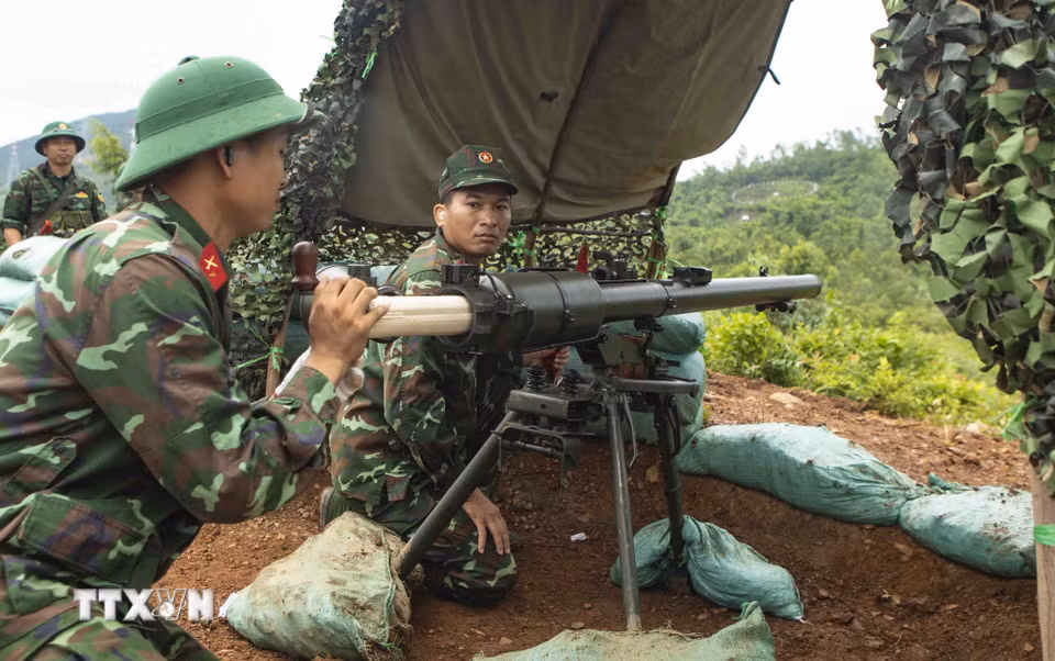 Chiến sỹ nạp đạn súng không giật (DKZ) trong diễn tập chiến thuật có thực hành bắn đạn thật của Sư đoàn 304. (Ảnh: Hoàng Hùng/TTXVN)