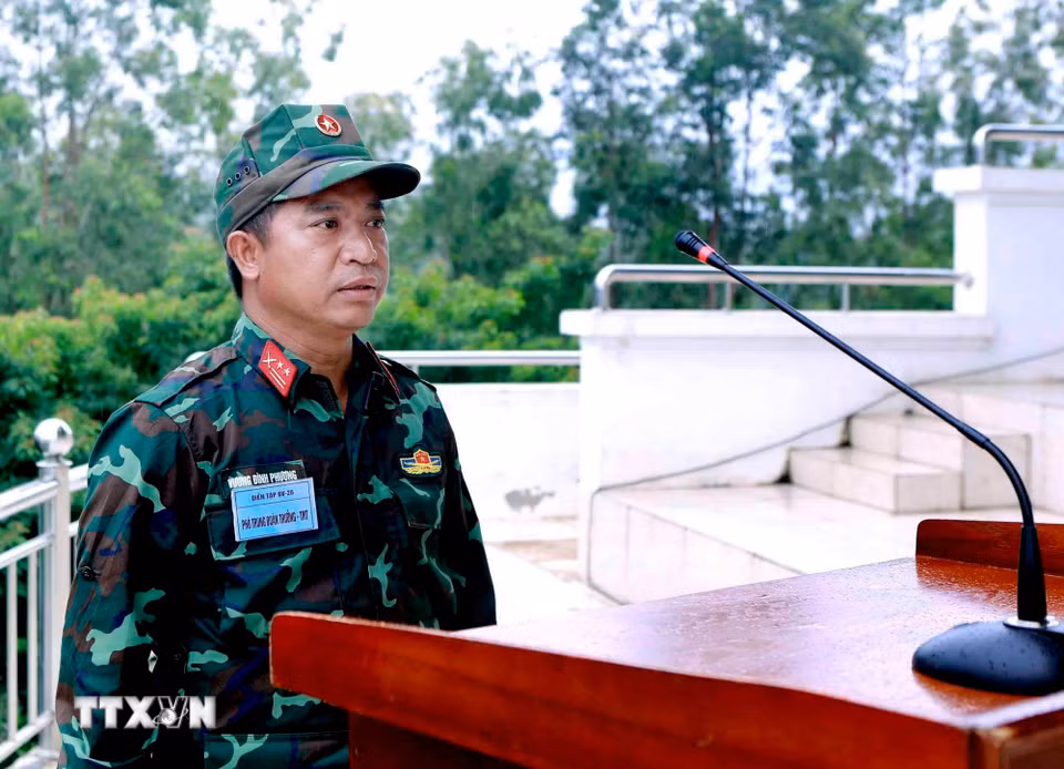 Cán bộ phổ biến hình thể mục tiêu, phương án bắn và những nội dung cần lưu ý trước khi tổ chức bắn đạn thật tại thao trường Bộ Chỉ huy Quân sự tỉnh Phú Thọ. (Ảnh: Hoàng Hùng/TTXVN)