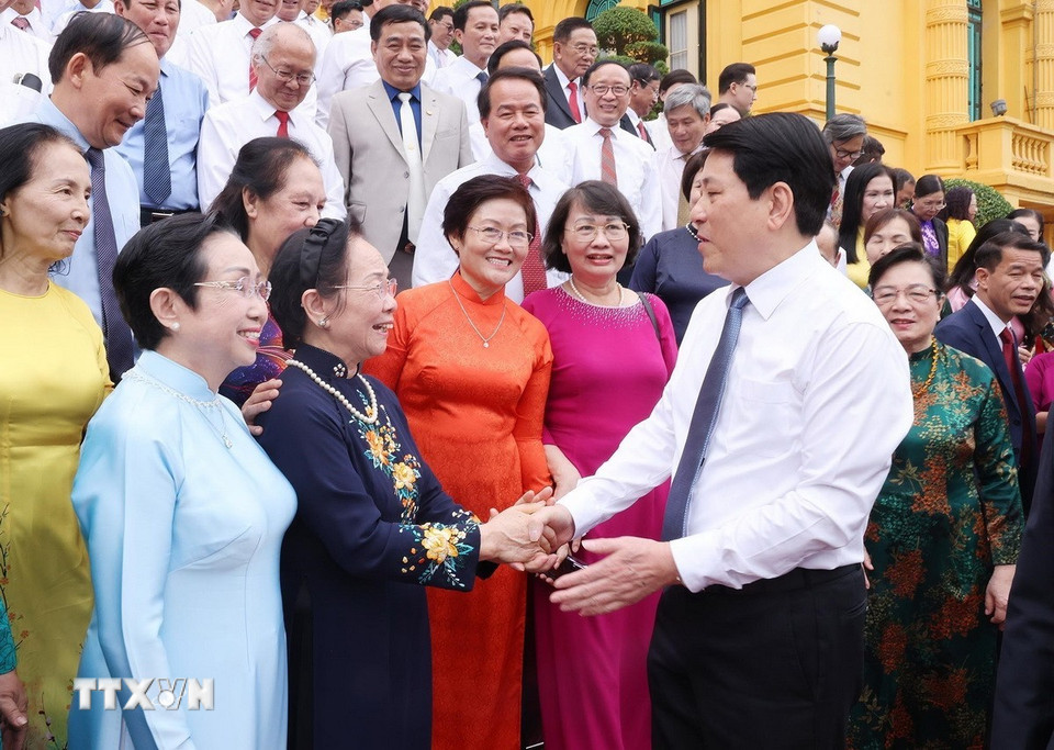 Chủ tịch nước Lương Cường với các đại biểu cán bộ Hội Khuyến học tiêu biểu toàn quốc. (Ảnh: Lâm Khánh/TTXVN)