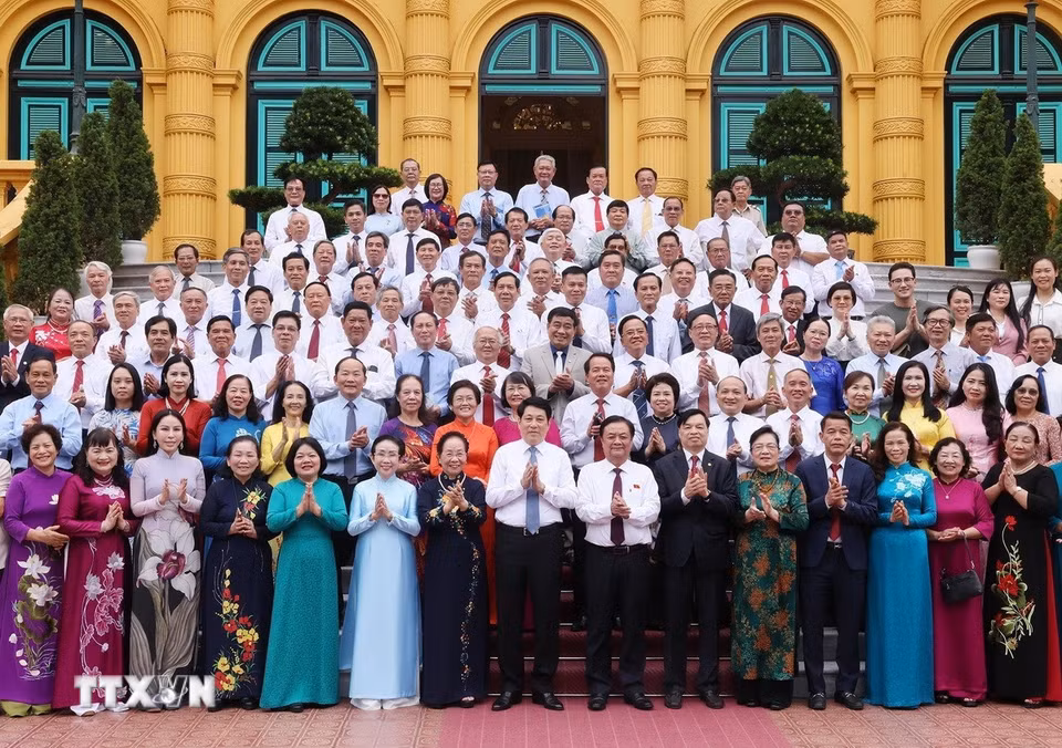 Chủ tịch nước Lương Cường với các đại biểu cán bộ Hội Khuyến học tiêu biểu toàn quốc. (Ảnh: Lâm Khánh/TTXVN)