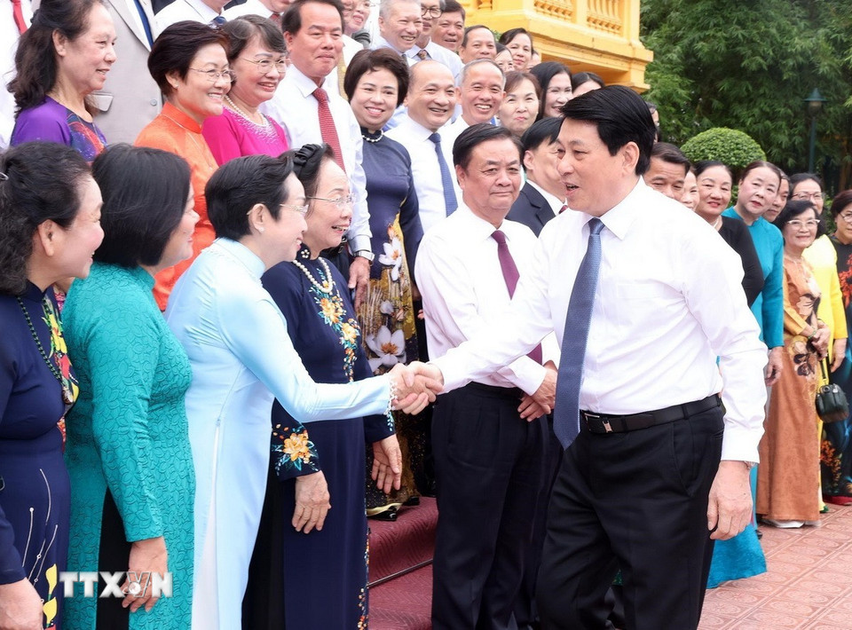 Chủ tịch nước Lương Cường với các đại biểu cán bộ Hội Khuyến học tiêu biểu toàn quốc. (Ảnh: Lâm Khánh/TTXVN)