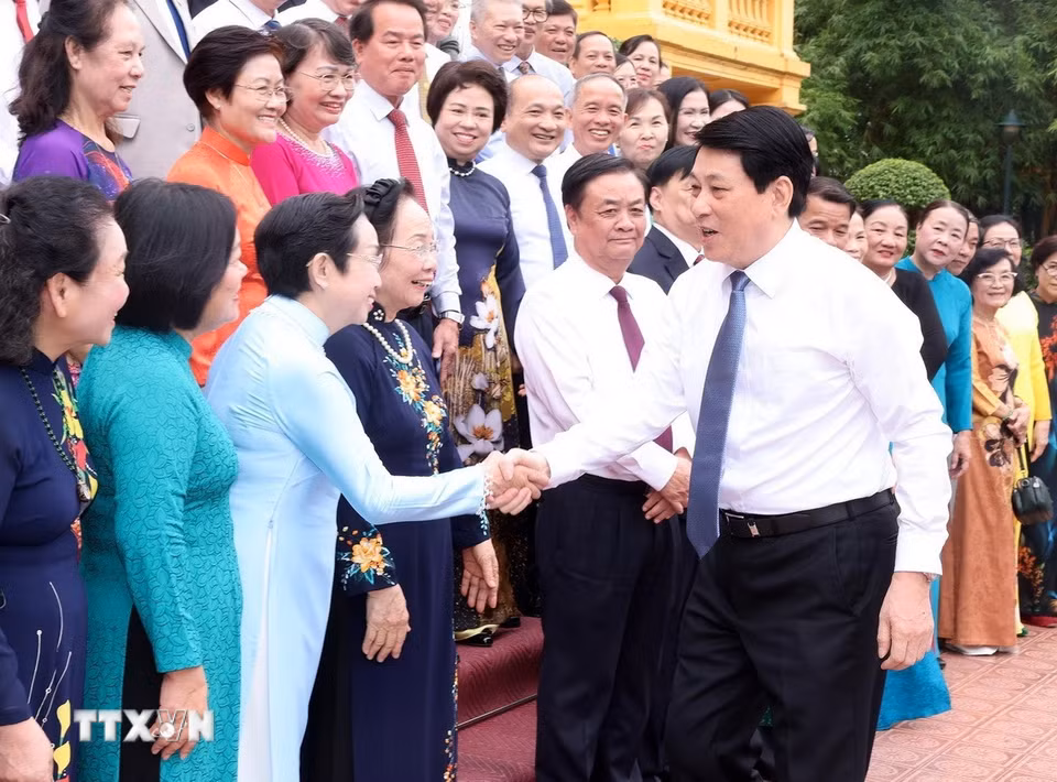 Chủ tịch nước Lương Cường với các đại biểu cán bộ Hội Khuyến học tiêu biểu toàn quốc. (Ảnh: Lâm Khánh/TTXVN)