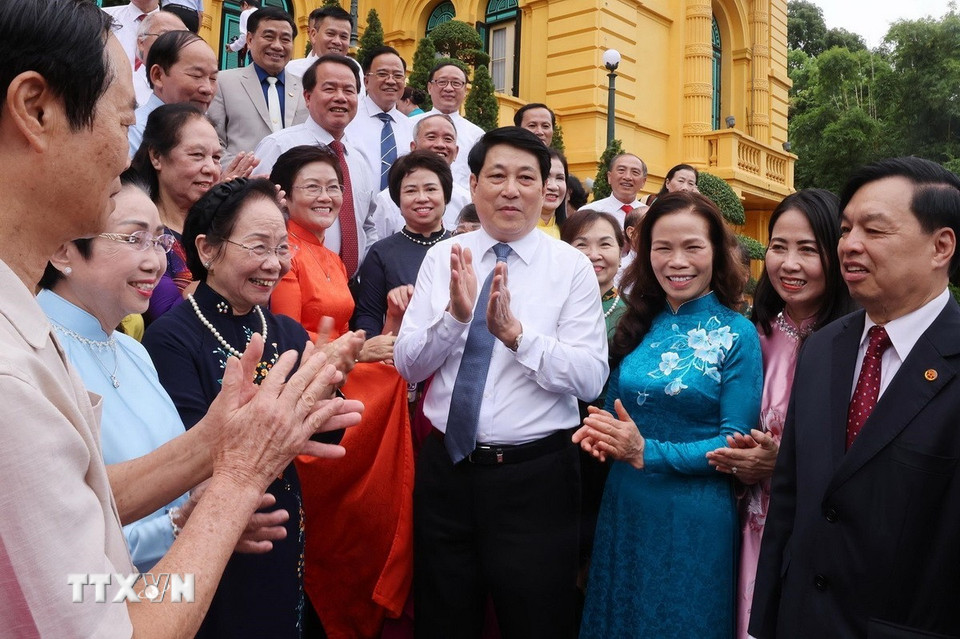 Chủ tịch nước Lương Cường với các đại biểu cán bộ Hội Khuyến học tiêu biểu toàn quốc. (Ảnh: Lâm Khánh/TTXVN)