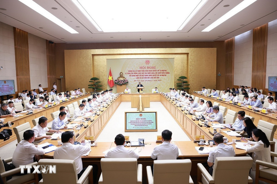 Hội nghị đánh giá 03 năm thực hiện Nghị quyết số 18-NQ/TW và 01 năm thi hành Luật Đất đai năm 2024. (Ảnh: Dương Giang/TTXVN)