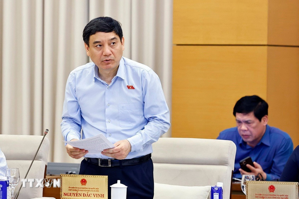 Chủ nhiệm Ủy ban Văn hóa và Xã hội của Quốc hội Nguyễn Đắc Vinh , đại diện Đoàn giám sát trình bày tóm tắt dự thảo báo cáo kết quả giám sát chuyên đề. (Ảnh: Doãn Tấn/TTXVN)