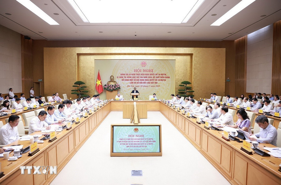 Thủ tướng Phạm Minh Chính chủ trì Hội nghị đánh giá 03 năm thực hiện Nghị quyết số 18-NQ/TW và 01 năm thi hành Luật Đất đai năm 2024. (Ảnh: Dương Giang/TTXVN)