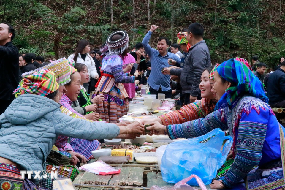 Người Mông Nà Hẩu ăn Tết rừng. (Ảnh: Đinh Thùy/TTXVN)