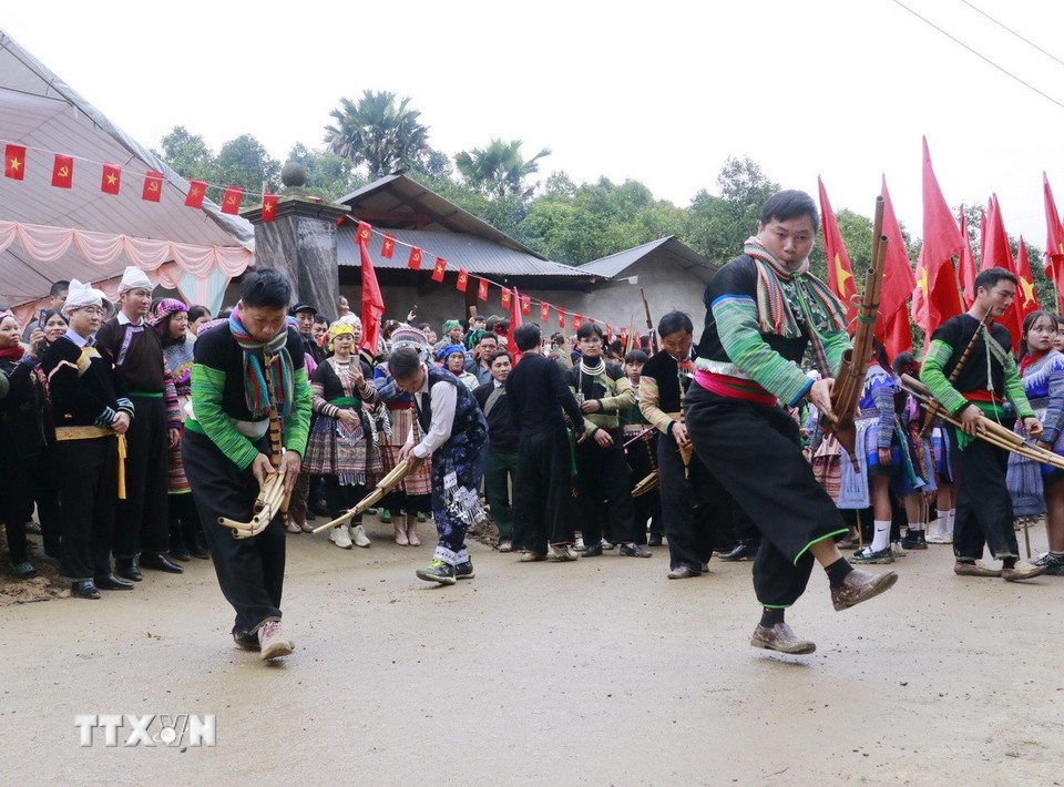 Chàng trai Mông trong điệu múa khèn của dân tộc. (Ảnh: Đinh Thùy/TTXVN)