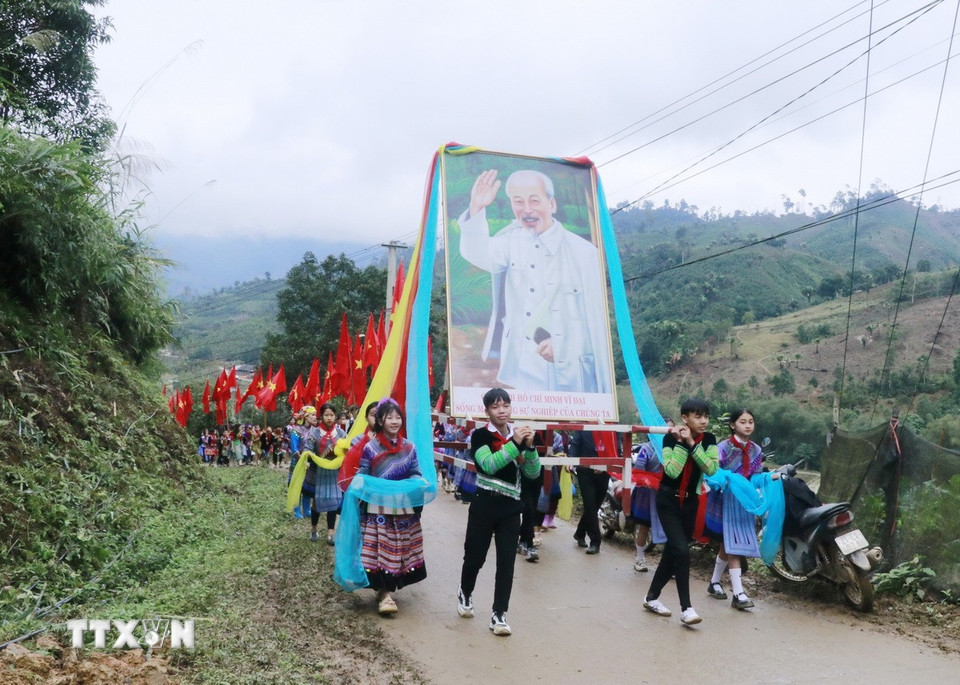 Nghi lễ rước Bác Hồ và lễ vật lên khu rừng cấm. (Ảnh: Đinh Thùy/TTXVN)