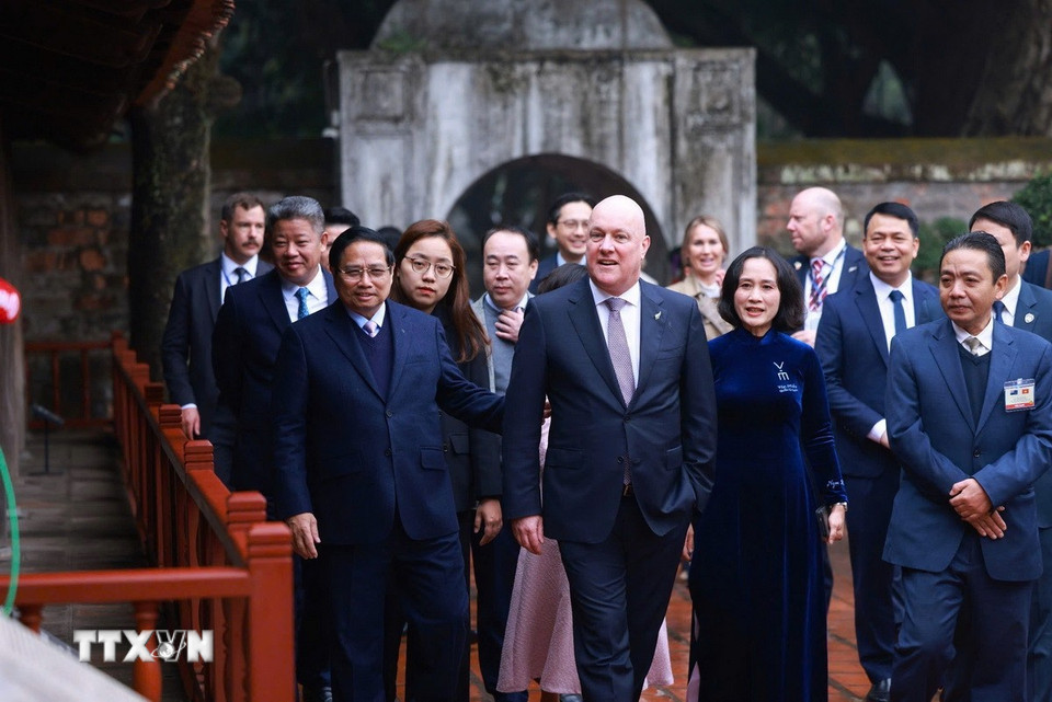 Thủ tướng Phạm Minh Chính và Thủ tướng New Zealand Christopher Luxon nghe giới thiệu về các bia tiến sỹ tại Văn Miếu-Quốc Tử Giám (Hà Nội). (Ảnh: Dương Giang/TTXVN)