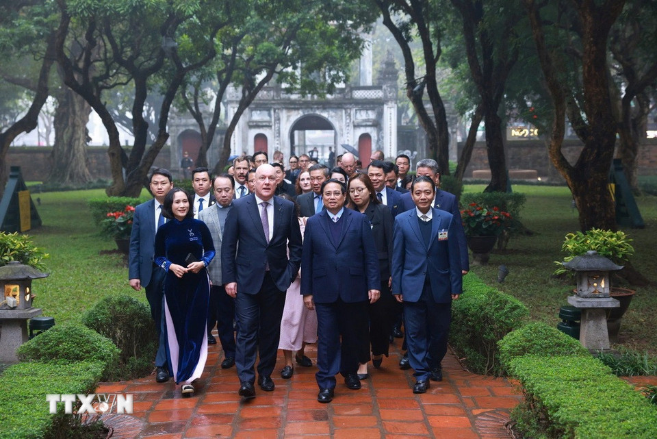 Thủ tướng Phạm Minh Chính và Thủ tướng New Zealand Christopher Luxon thăm Khu di tích Văn Miếu-Quốc Tử Giám (Hà Nội). (Ảnh: Dương Giang/TTXVN)