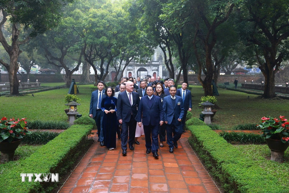 Thủ tướng Phạm Minh Chính và Thủ tướng New Zealand Christopher Luxon thăm Khu di tích Văn Miếu-Quốc Tử Giám (Hà Nội). (Ảnh: Dương Giang/TTXVN)