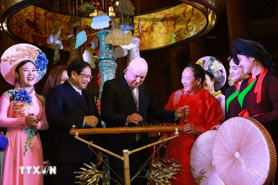Thủ tướng New Zealand Christopher Luxon trải nghiệm nhạc cụ truyền thống Việt Nam. (Ảnh: Dương Giang/TTXVN)