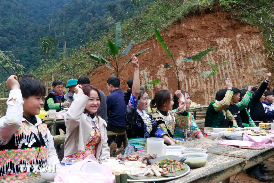 Nam nữ thanh niên người Mông thực hiện nghi thức lời thề giữ rừng. (Ảnh: Đinh Thùy/TTXVN)