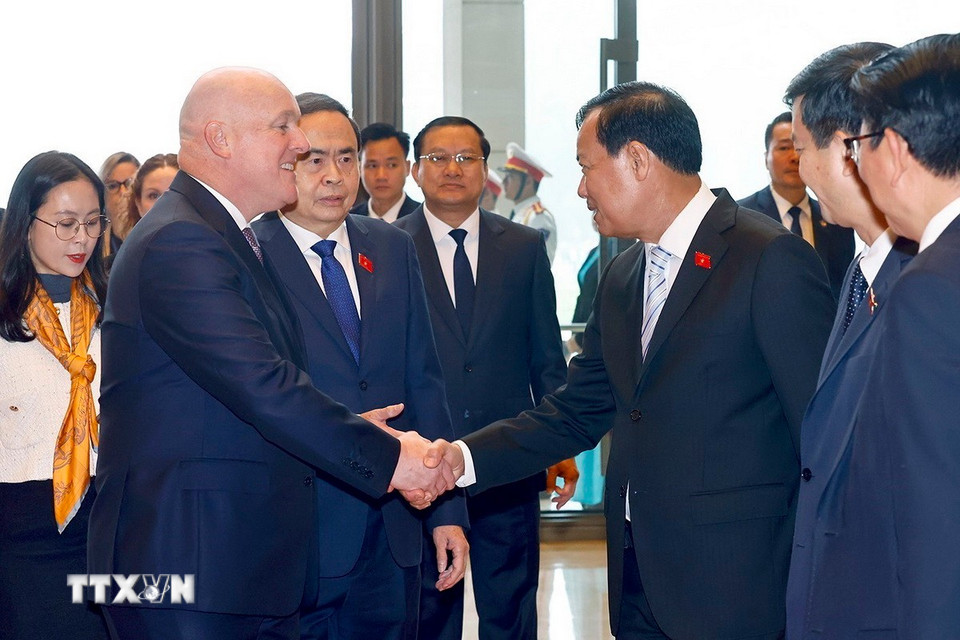 Chủ tịch Quốc hội Trần Thanh Mẫn giới thiệu thành viên đoàn Việt Nam đón Thủ tướng New Zealand Christopher Luxon. (Ảnh: Doãn Tấn/TTXVN)