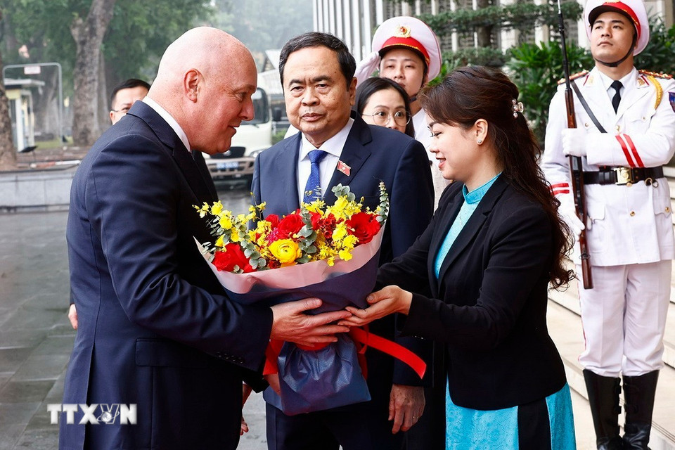 Chủ tịch Quốc hội Trần Thanh Mẫn đón Thủ tướng New Zealand Christopher Luxon. (Ảnh: Doãn Tấn/TTXVN)