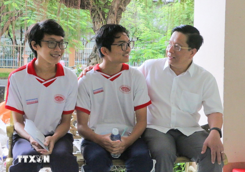 Chủ tịch Ủy ban Nhân dân tỉnh An Giang Hồ Văn Mừng động viên các thí sinh dự thi tại điểm thi Trường Trung học phổ thông Chuyên Thoại Ngọc Hầu, thành phố Long Xuyên. (Ảnh: Công Mạo/TTXVN)