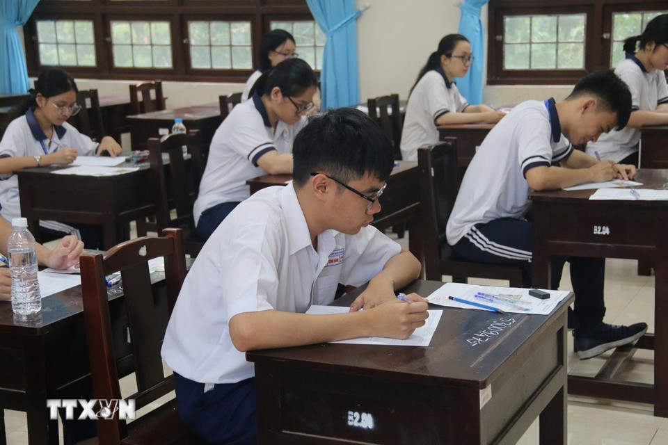 Thí sinh trước giờ thi môn Ngữ Văn tại điểm thi Trường THPT Chuyên Tiền Giang. (Ảnh: Đức Tâm/TTXVN)