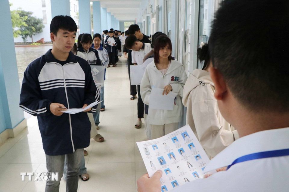 Các thí sinh làm thủ tục thi tại điểm thi Trường THPT chuyên Lê Quý Đôn, thành phố Lai Châu. (Ảnh: Nguyễn Oanh/ TTXVN)