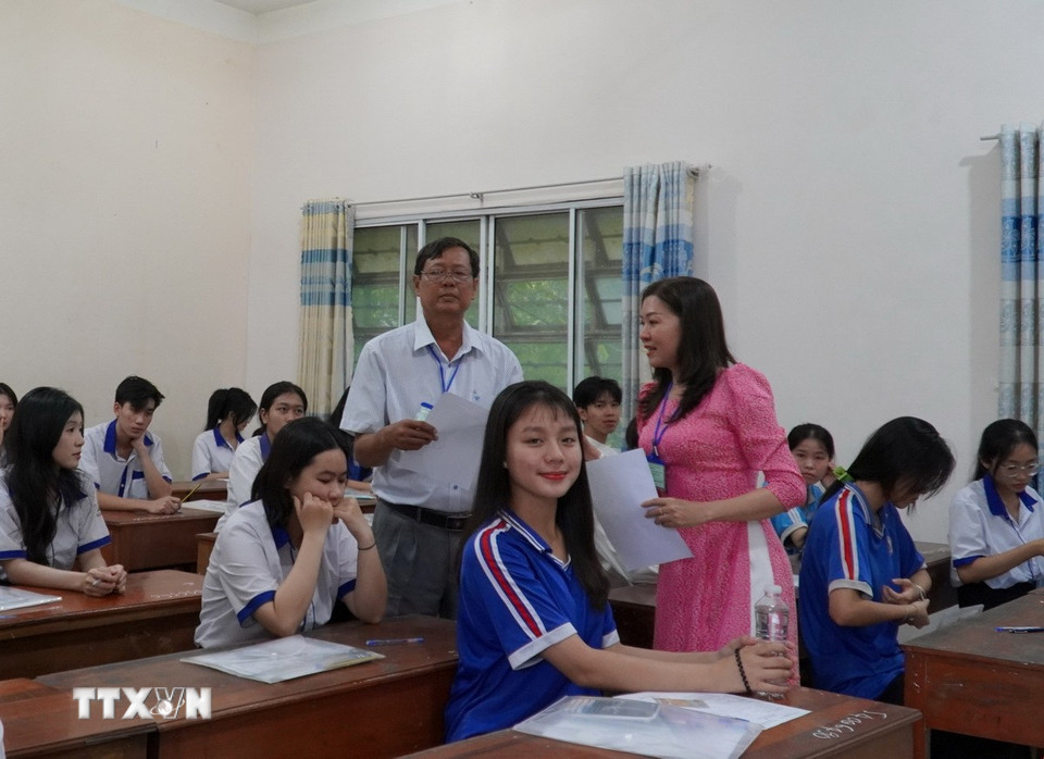 Cán bộ coi thi ở Kiên Giang lưu ý các thí sinh các quy định của kỳ thi. (Ảnh: Văn Sĩ/ TTXVN)