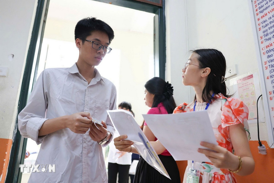 Thí sinh vào phòng tại điểm thi Trung học Cơ sở Minh Khai, quận Hai Bà Trưng, Hà Nội. (Ảnh: Thanh Tùng/TTXVN)