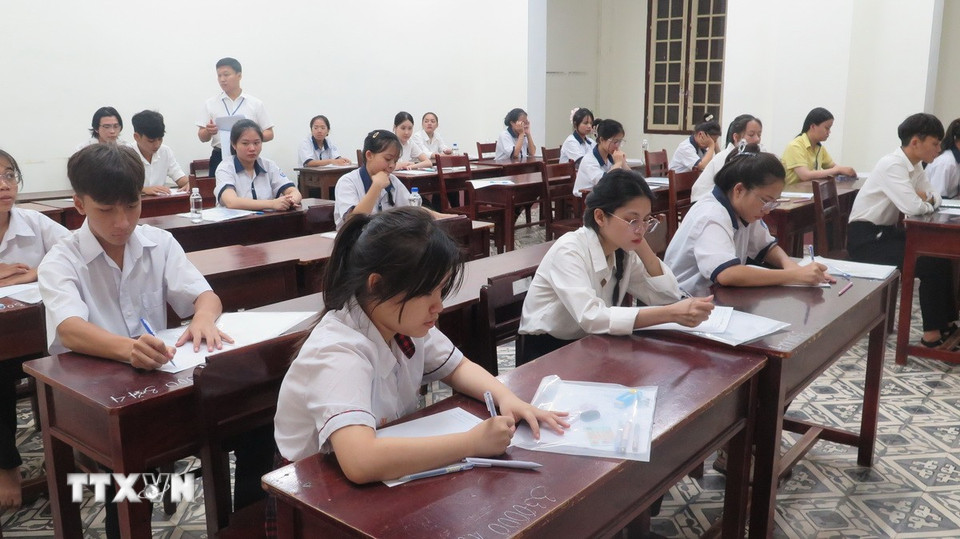 Thí sinh tham gia thi môn ngữ văn tại điểm trường THPT chuyên Quốc học Huế. (Ảnh: Tường Vi/TTXVN)