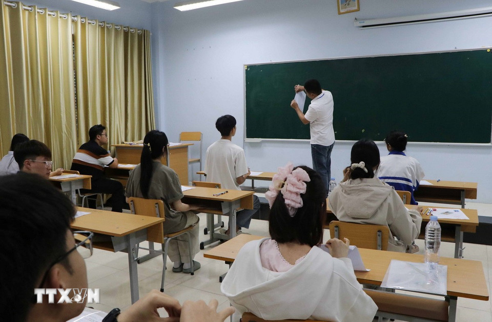 Giáo viên hướng dẫn quy chế cho các thí sinh tại điểm thi Trường THPT chuyên Lê Quý Đôn, thành phố Lai Châu. (Ảnh: Nguyễn Oanh/TTXVN)