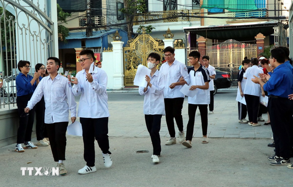 Các thí sinh đến điểm thi Trường THPT Trần Hưng Đạo (thành phố Nam Định). (Ảnh: Nguyễn Lành/TTXVN)