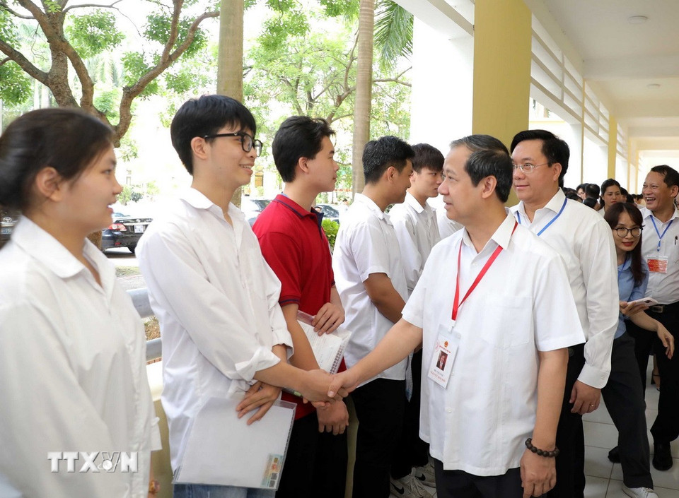 Bộ trưởng Bộ Giáo dục và Đào tạọ Nguyễn Kim Sơn (thứ 2 phải sang) hỏi thăm thí sinh thi tốt nghiệp trung học phổ thông tại Trường THPT Hài Bà Trưng, thành phố Phúc Yên. (Ảnh: Hoàng Hùng/TTXVN)