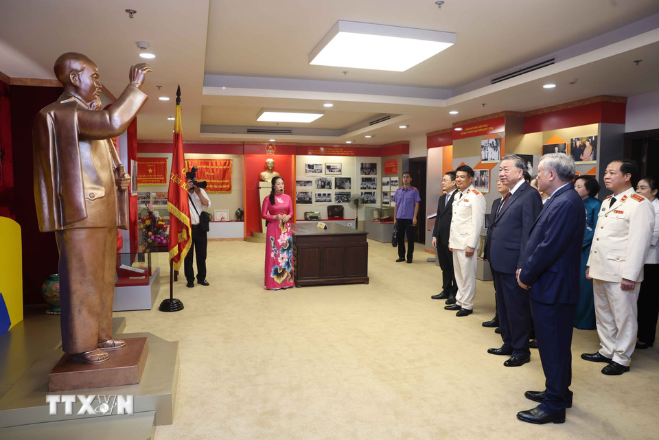 Tổng Bí thư Tô Lâm thăm phòng truyền thống ngành Kiểm sát Nhân dân. (Ảnh: Thống Nhất/TTXVN)