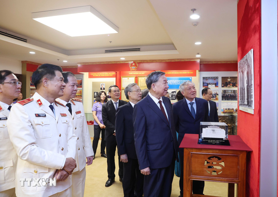 Tổng Bí thư Tô Lâm thăm phòng truyền thống ngành Kiểm sát Nhân dân. (Ảnh: Thống Nhất/TTXVN)