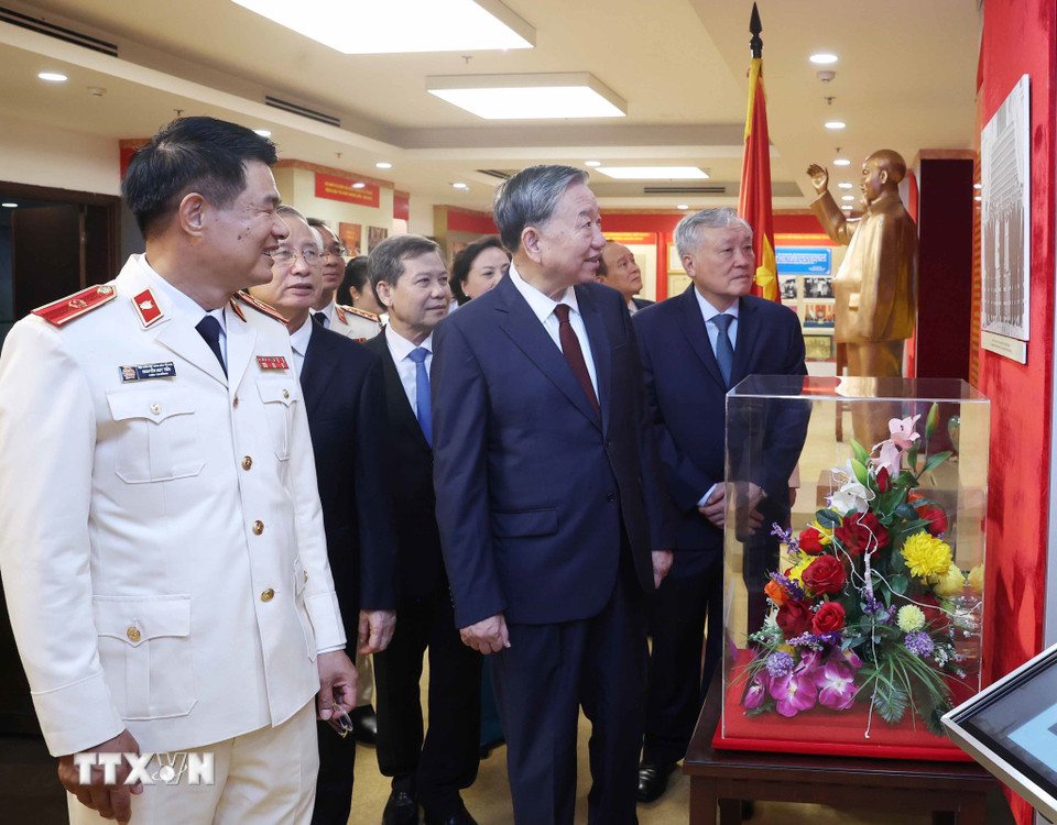 Tổng Bí thư Tô Lâm thăm phòng truyền thống ngành Kiểm sát Nhân dân. (Ảnh: Thống Nhất/TTXVN)