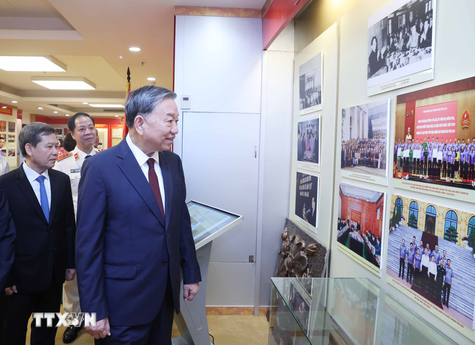 Tổng Bí thư Tô Lâm thăm phòng truyền thống ngành Kiểm sát Nhân dân. (Ảnh: Thống Nhất/TTXVN)