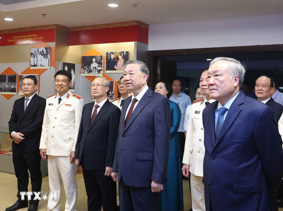 Tổng Bí thư Tô Lâm thăm phòng truyền thống ngành Kiểm sát Nhân dân. (Ảnh: Thống Nhất/TTXVN)