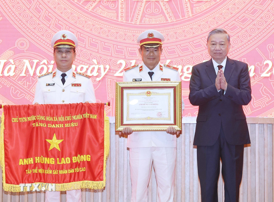 Tổng Bí thư Tô Lâm trao tặng danh hiệu Anh hùng Lao động tặng tập thể Viện Kiểm sát Nhân dân Tối cao. (Ảnh: Thống Nhất/TTXVN)
