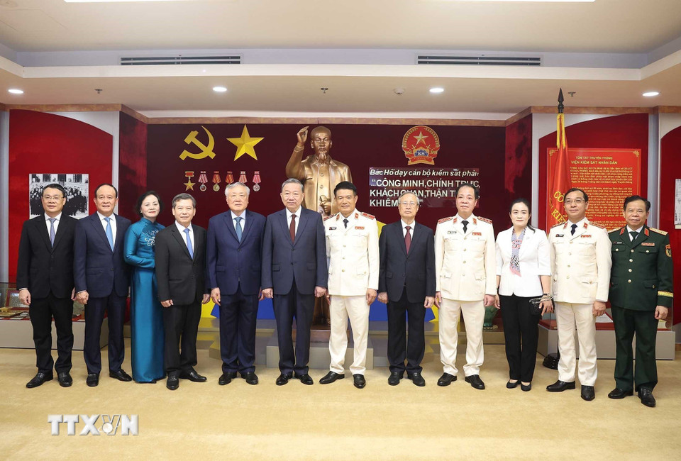 Tổng Bí thư Tô Lâm thăm phòng truyền thống ngành Kiểm sát Nhân dân. (Ảnh: Thống Nhất/TTXVN)