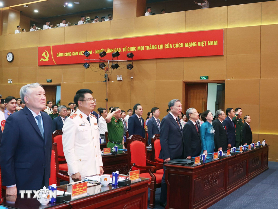 Tổng Bí thư Tô Lâm và các đại biểu thực hiện nghi lễ chào cờ. (Ảnh: Thống Nhất/TTXVN)