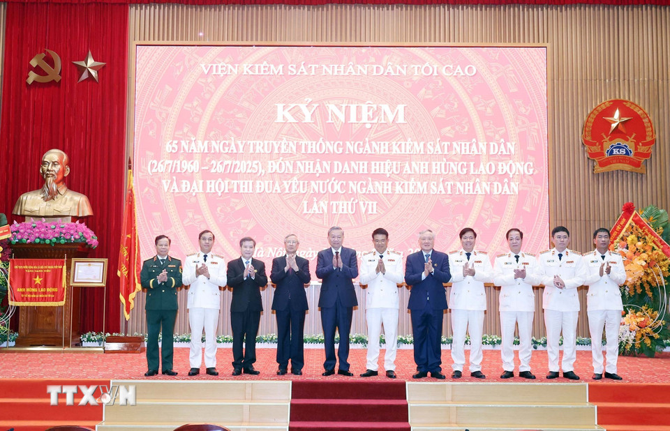 Tổng Bí thư Tô Lâm với Lãnh đạo Đảng, Nhà nước và Viện Kiếm sát Nhân dân tối cao. (Ảnh: Thống Nhất/TTXVN)