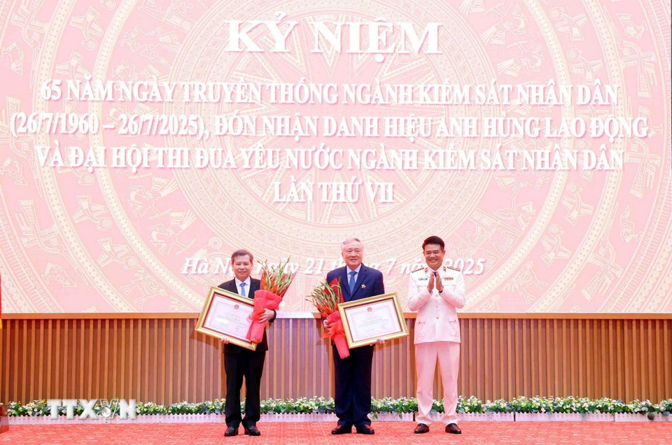 Viện trưởng Viện Kiểm sát Nhân dân tối cao Nguyễn Huy Tiến trao Kỷ niệm chương “Vì sự nghiệp Kiểm sát” tặng Phó Thủ tướng Thường trực Nguyễn Hòa Bình và Chánh án Tòa án Nhân dân tối cao Lê Minh Trí. (Ảnh: Phạm Kiên/TTXVN)
