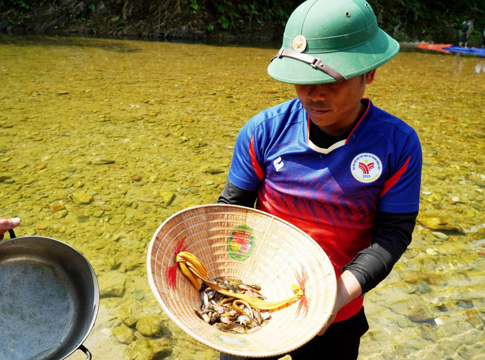 Người dân phấn khởi khi “săn” được nhiều cá. (Ảnh: Lê Phước Ngọc/TTXVN)