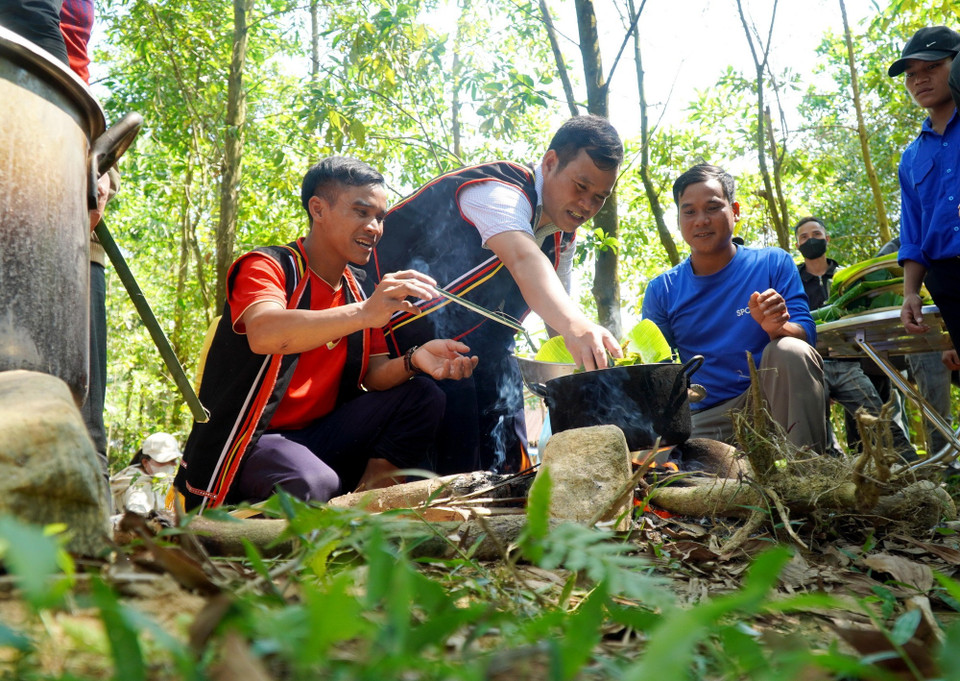 Các thành viên tham gia Đắp chăn chế biến các món ngon từ cá. (Ảnh: Lê Phước Ngọc/ TTXVN)