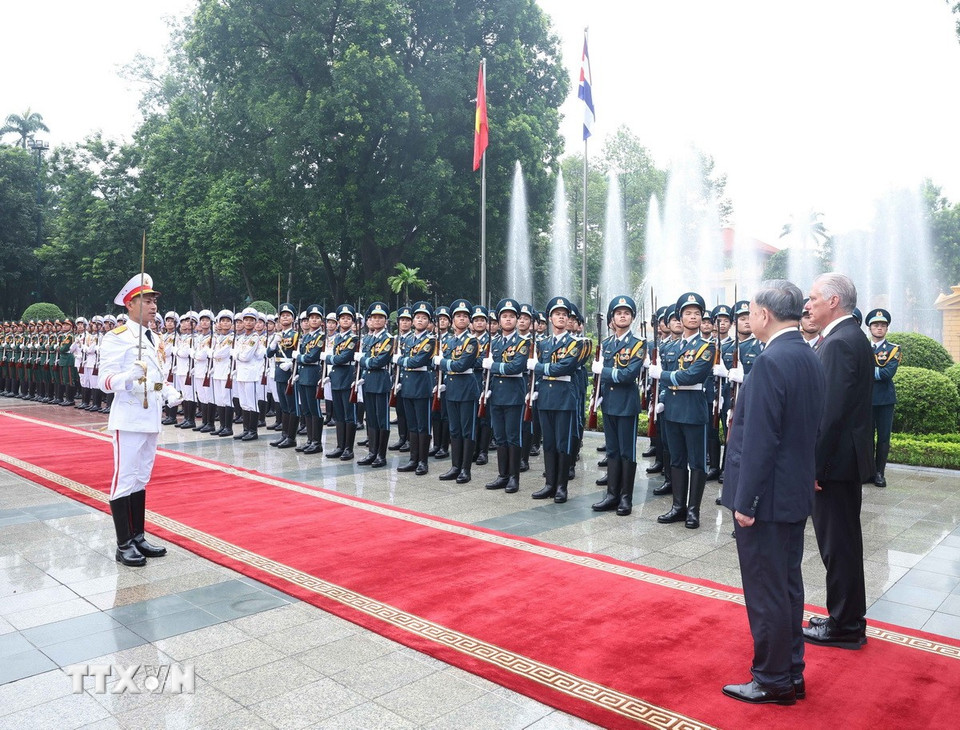 Tổng Bí thư Tô Lâm và Bí thư thứ Nhất, Chủ tịch nước Cuba Miguel Díaz-Canel Bermúdez duyệt Đội danh dự Quân đội nhân dân Việt Nam. (Ảnh: Thống Nhất/TTXVN)