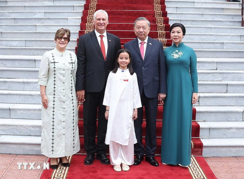 Tổng Bí thư Tô Lâm và Phu nhân Ngô Phương Ly cùng Bí thư thứ Nhất Đảng Cộng sản Cuba, Chủ tịch nước Cộng hòa Cuba Miguel Díaz-Canel Bermúdez và Phu nhân Lis Cuesta Peraza chụp ảnh chung. (Ảnh: Thống Nhất/TTXVN)