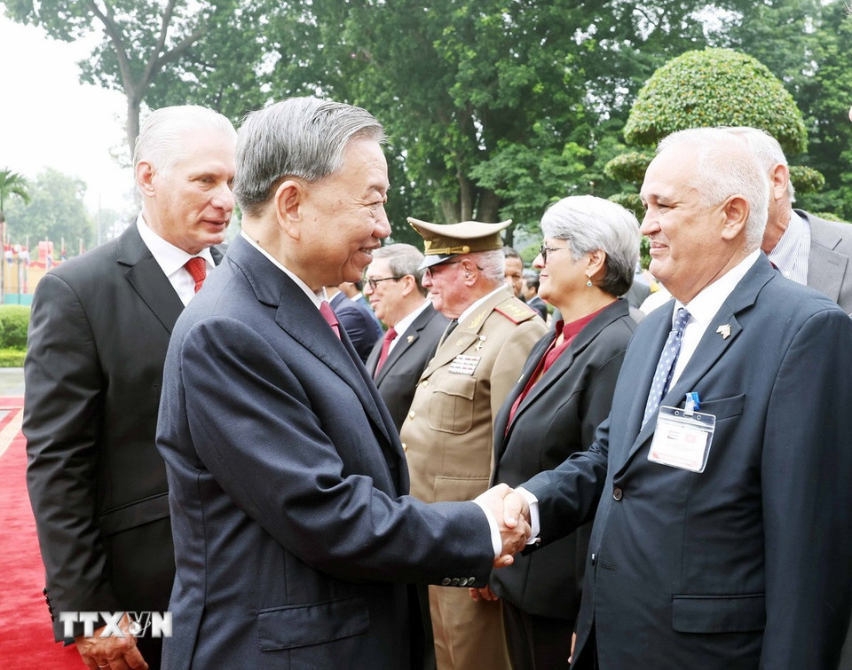 Tổng Bí thư Tô Lâm bắt tay thành viên đoàn cấp cao Cuba. (Ảnh: Thống Nhất/ TTXVN)