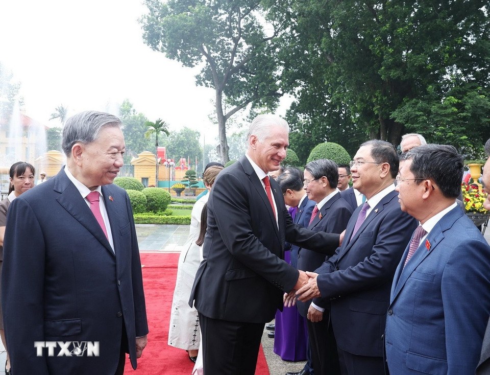 Tổng Bí thư Tô Lâm giới thiệu thành viên đoàn Việt Nam với Bí thư thứ Nhất Đảng Cộng sản Cuba, Chủ tịch nước Cuba Miguel Díaz-Canel Bermúdez. (Ảnh: Thống Nhất/TTXVN)