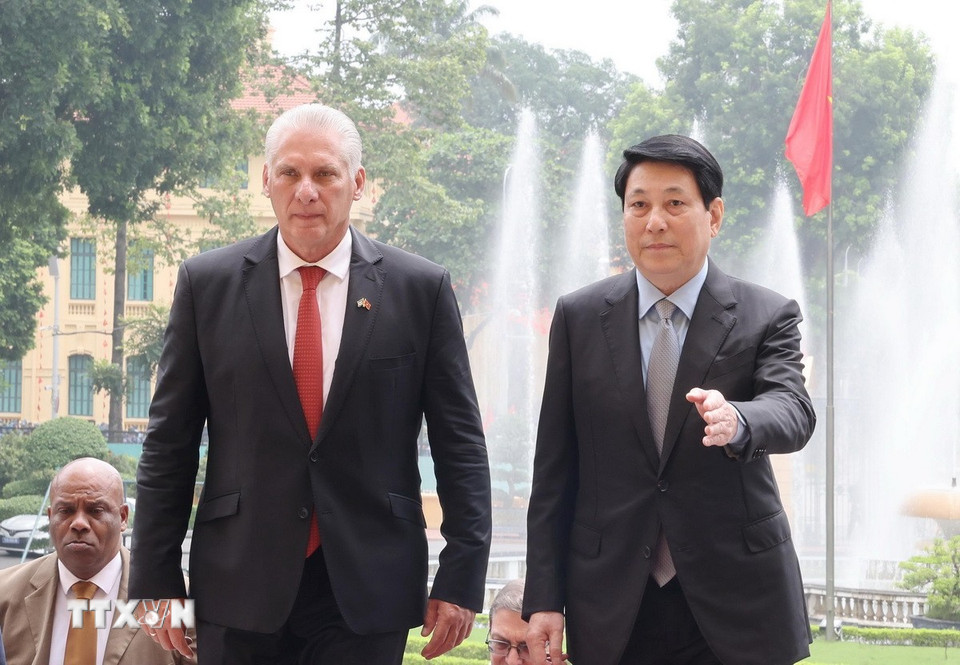 Chủ tịch nước Lương Cường đón Bí thư thứ Nhất Đảng Cộng sản Cuba, Chủ tịch nước Cuba Miguel Díaz-Canel Bermúdez. (Ảnh: Lâm Khánh/TTXVN)