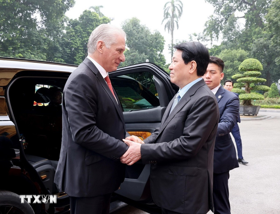 Chủ tịch nước Lương Cường đón Bí thư thứ Nhất Đảng Cộng sản Cuba, Chủ tịch nước Cuba Miguel Díaz-Canel Bermúdez. (Ảnh: Lâm Khánh/TTXVN)