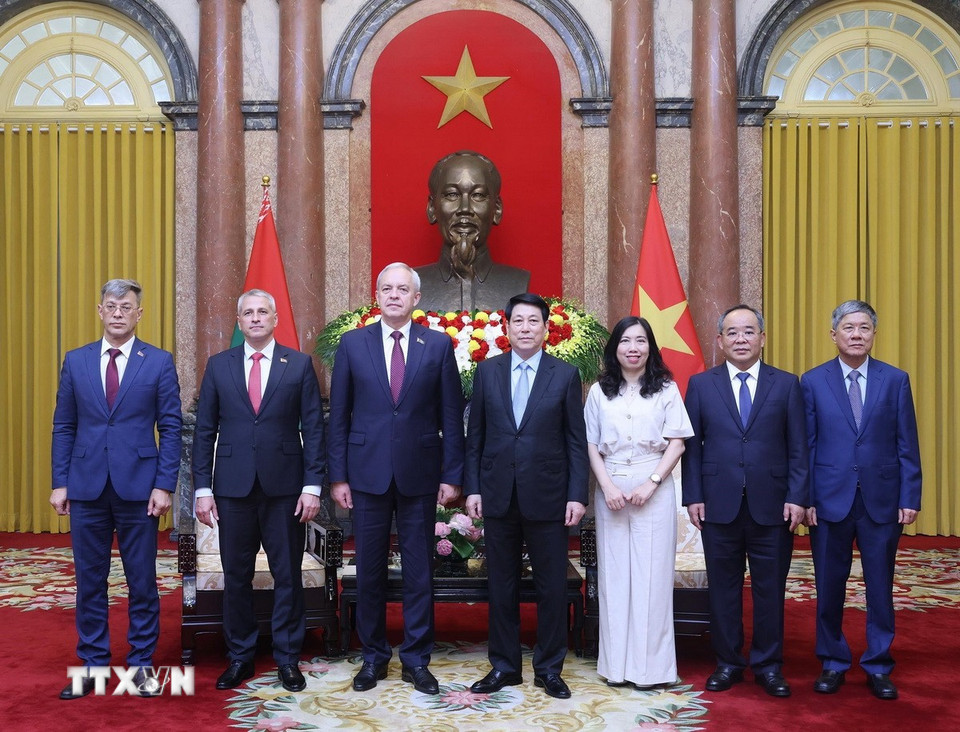 Chủ tịch nước Lương Cường với Chủ tịch Hạ viện Cộng hoà Belarus Igor Sergeenko và các đại biểu. (Ảnh: Lâm Khánh/TTXVN)